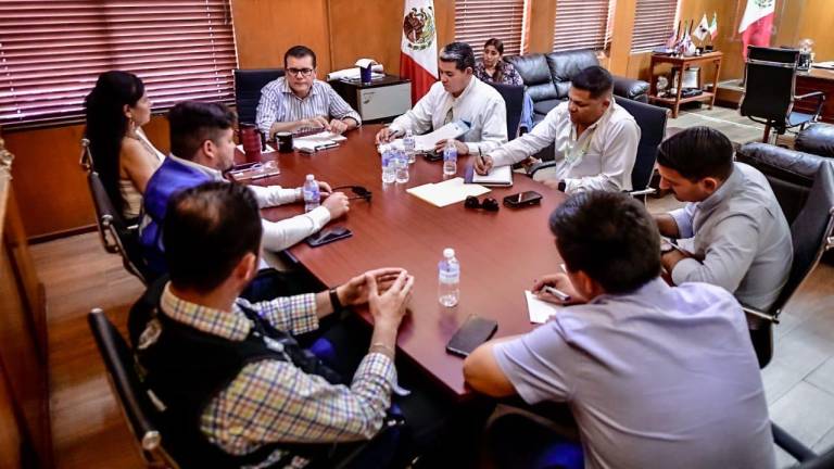 Reunión de trabajo privada entre el Alcalde Édgar González, el superintendente de la Comisión Federal de electricidad y directores municipales.