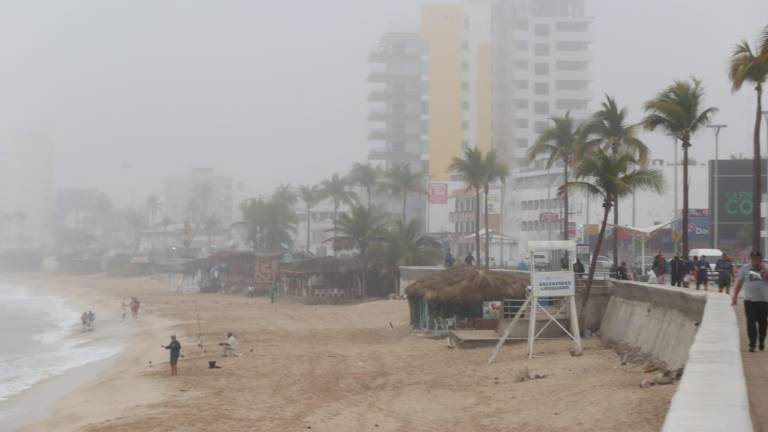 La niebla pudo observarse con mayor claridad desde el malecón de Mazatlán.