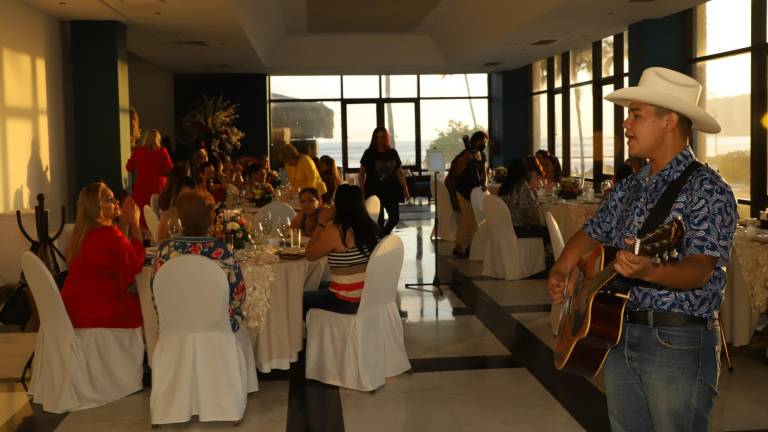 Esposas de integrantes del Colegio de Ingenieros Civiles de Mazatlán celebran su día