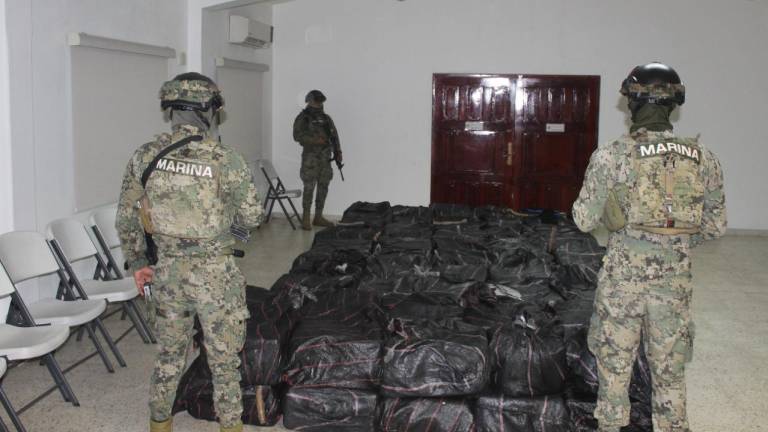 Mil 568 kilos de clorhidrato de cocaína y seis personas fueron aseguradas por la Semar en Mazatlán.