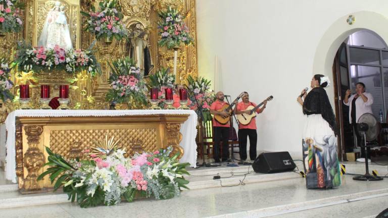 María Elena Leal, hija de Lola Beltrán, le canta a Nuestra Señora del Rosario.