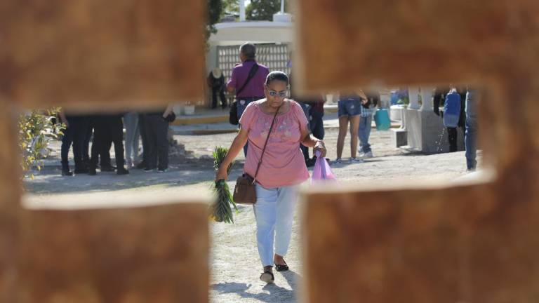 En el Panteón Jardín de Mazatlán, cientos de familia acuden a conmemorar a sus mamás.