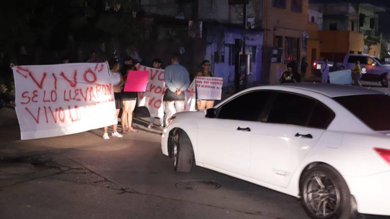 Bloquean avenida Pino Suárez en Mazatlán por desaparición de empresario