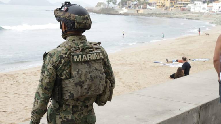 Brindan elementos de la Marina vigilancia en el malecón de Mazatlán en Navidad