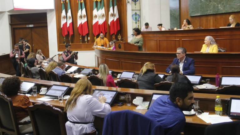 Sesión del Congreso del Estado de Sinaloa donde se anunciaron ajustes en comisiones.