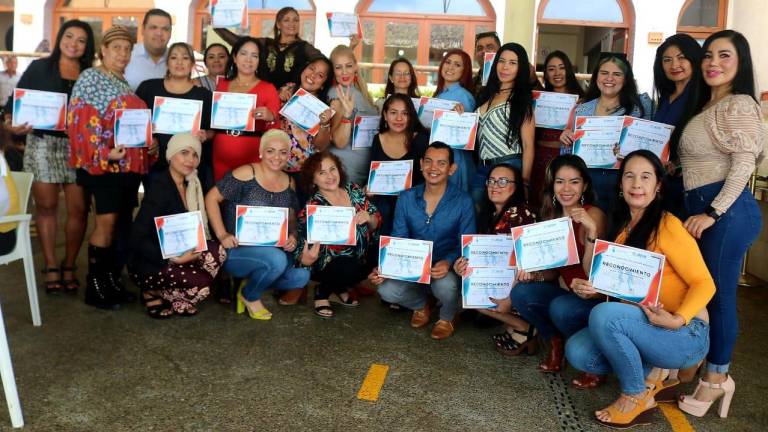 Los instructores certificados muestran su reconocimiento.