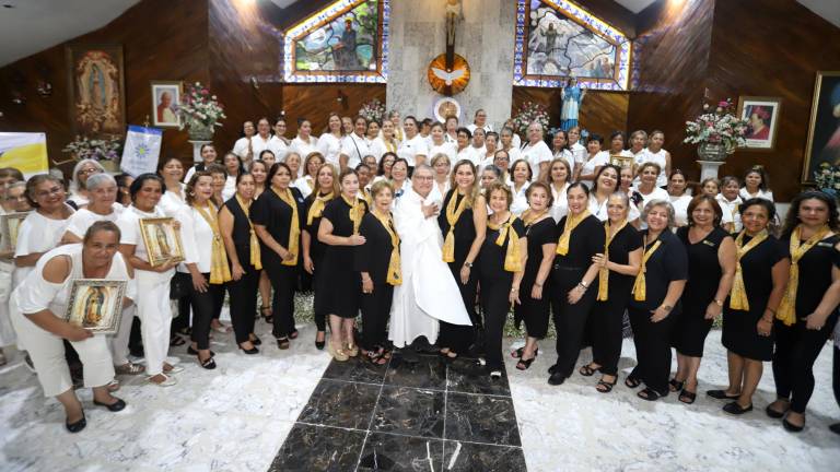 Las asistentes a la ceremonia junto a Padre Rafael se tomaron la fotografía del recuerdo en el altar de la Parroquia San Carlos Borromeo.