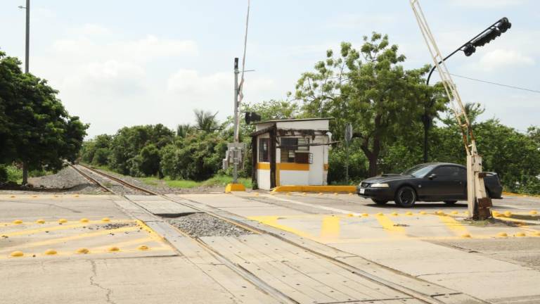 Hasta este jueves, en el cruce ferroviario de la avenida Santa Rosa solo estaban funcionando las plumas manuales.