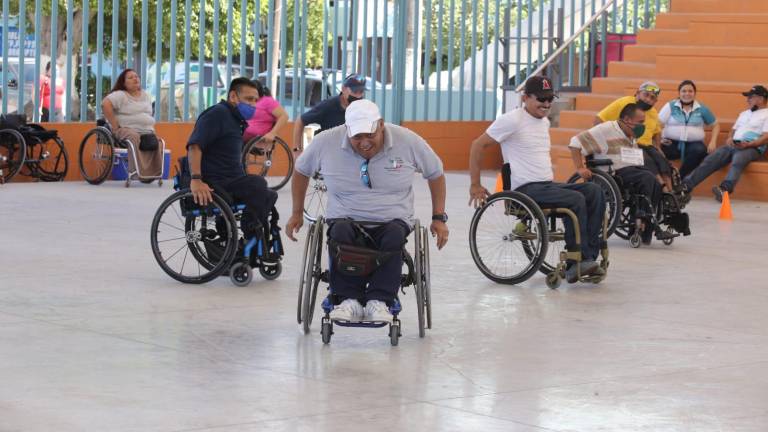 Fundación World Access Project da clínica deportiva en la Martiniano Carvajal de Mazatlán