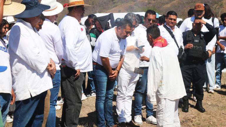 El marakame ofrece su bendición pasando por cada una de las personas presentes.