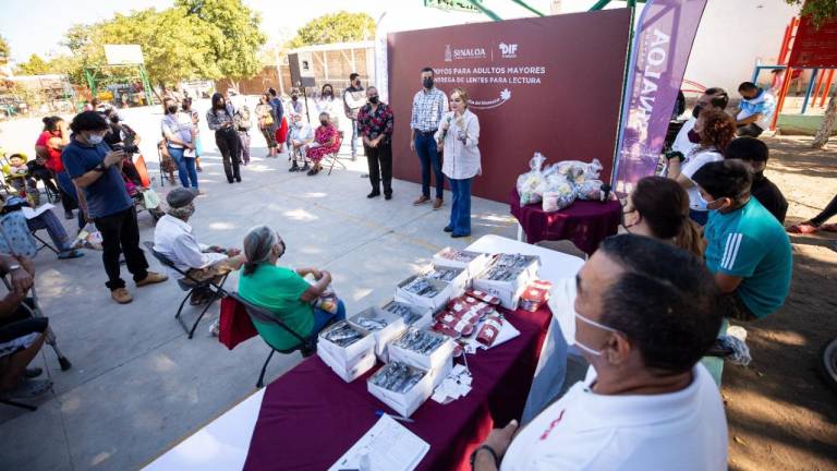 A la colonia Renato Vega llega el programa de las Brigadas del Bienestar a realizar la entrega de lentes para lectura y asistencia alimentaria.