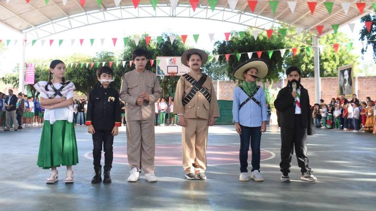 Alumnos de primaria narran aspectos importantes de la Revolución Mexicana.