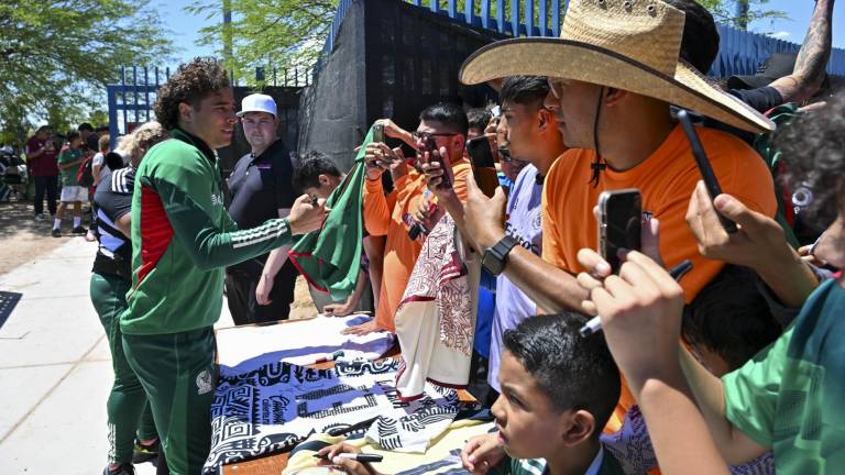 El guardameta del Salernitana italiano Guillermo Ochoa, firmó autógrafos en Las Vegas.