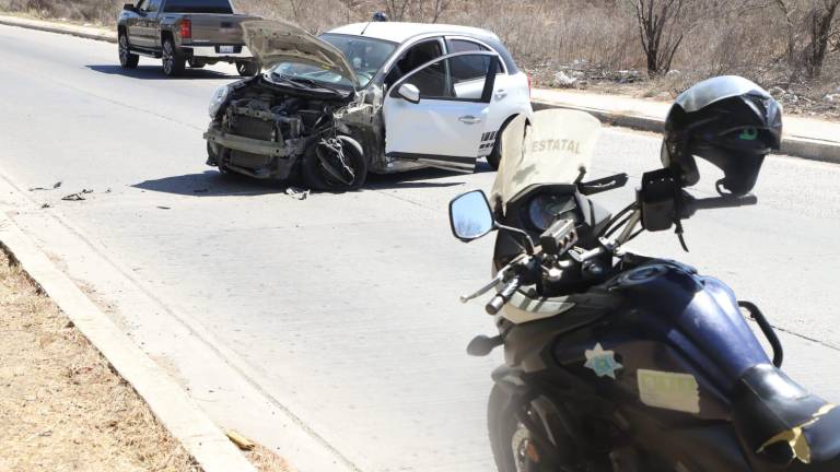 Automóvil choca contra luminaria en Mazatlán; conductora resulta ilesa