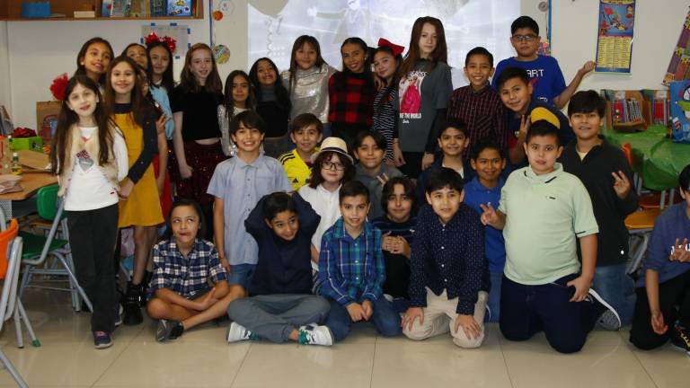 Bailan, cantan y comparten regalos alumnos de La Activa en su tradicional posada