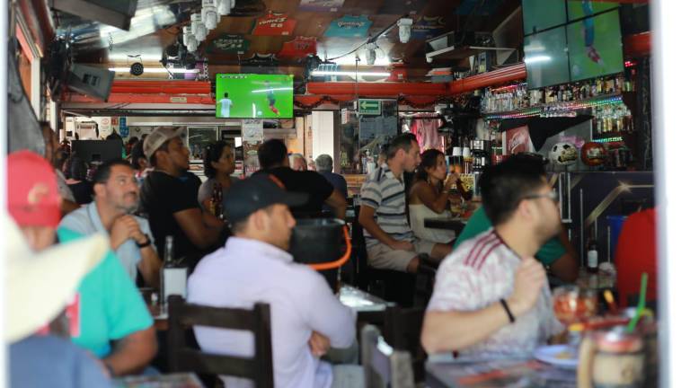 Consumidores en restaurantes viendo el juego de México contra Arabia Saudita.