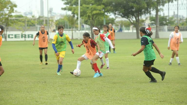 Al segundo día de visorías acudieron 40 jugadoras que deseaban pasar al segundo filtro.