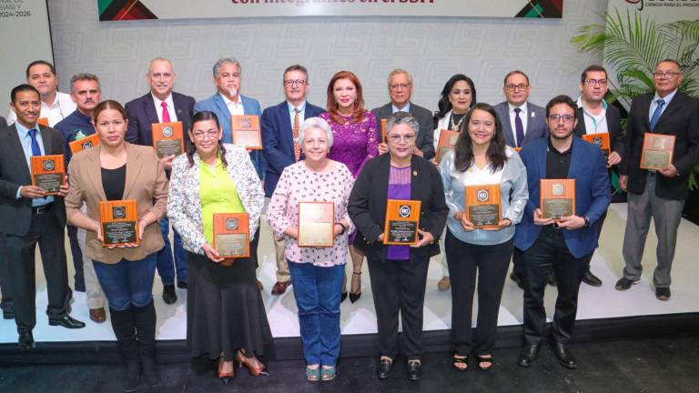 Representantes de las instituciones galardonadas por CONFIE Sinaloa.