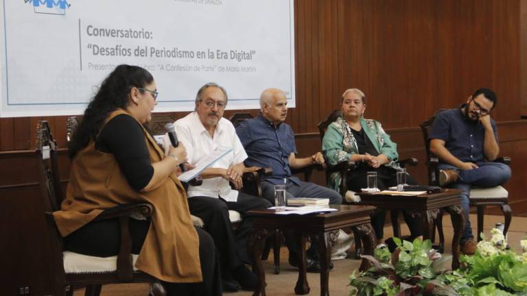 Periodistas hablan en el Congreso de Sinaloa sobre los desafíos del periodismo en la era digital.