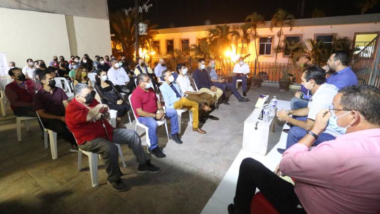 Arturo Santamaría Gómez presenta su libro ‘El futbolista sinaloense, talento, fuerza y garra’