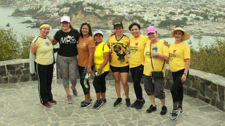 Damas de Anspac Mazatlán se ejercitan al subir al Faro