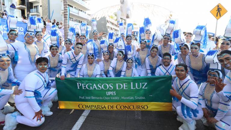 Mazatlecos y turistas disfrutan del primer desfile del Carnaval