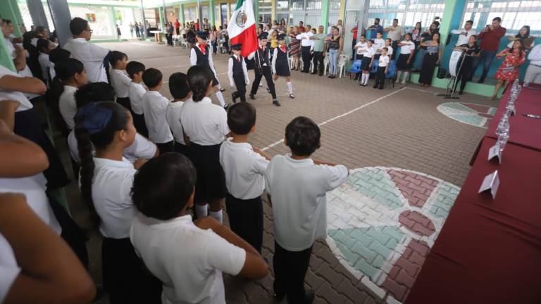 En la primaria Benito Juárez de la comunidad de El Quelite autoridades de Mazatlán celebran el Lunes Cívico.