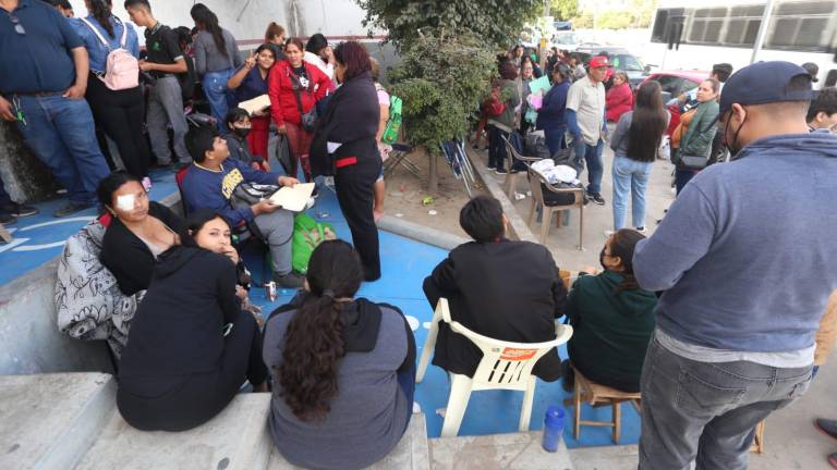 Cientos de personas madrugan para intentar hacer el trámite para la beca Benito Juárez en las oficinas del Bienestar en Mazatlán.