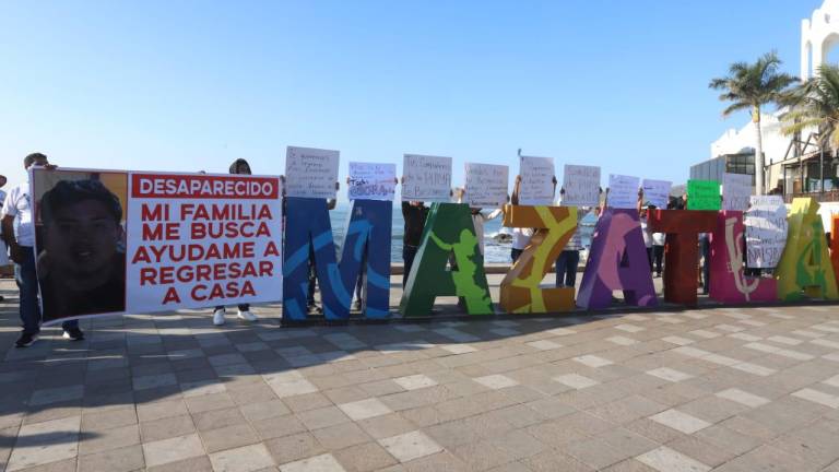 Manifestación en Mazatlán por la desaparición de Óscar Aguilar Coatzin.