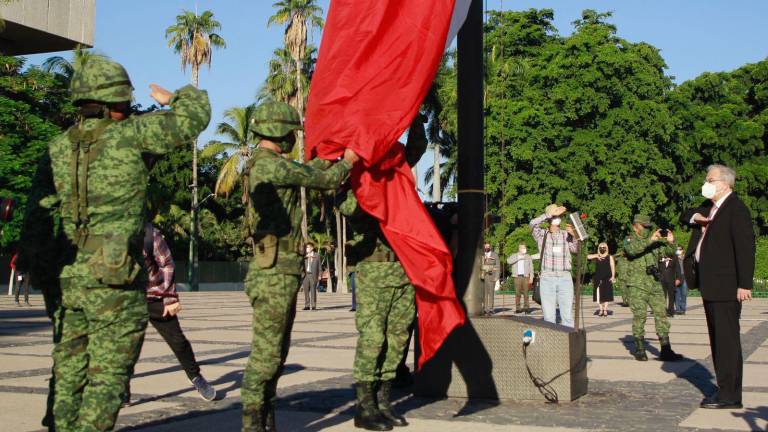 El Gobernador Rubén Rocha Moya durante el izamiento y los honores a la bandera en el asta de la explanada del Palacio de Gobierno.