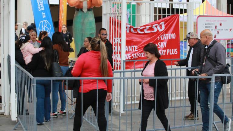 Mazatlecos y turistas llegan al estadio Teodoro Mariscal para la coronación del Rey del Carnaval.