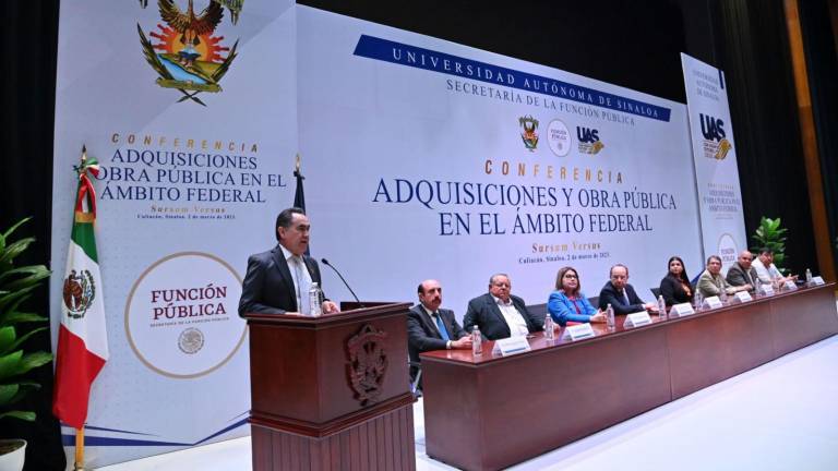 El Rector Jesús Madueña Molina, en un evento con funcionarios de la Secretaría de la Función Pública.