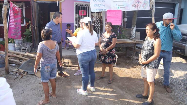 Édgar González, Alcalde de Mazatlán, platicó la mañana de este jueves con vecinos de la Colonia Genaro Estrada, el fin de escuchar sus inquietudes.