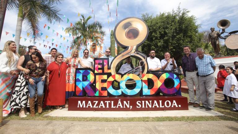 La familia Lizárraga presente en la inauguración del Callejón Cruz Lizárraga.