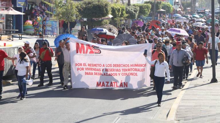 Desplazados del sur de Sinaloa marchan para exigir vivienda