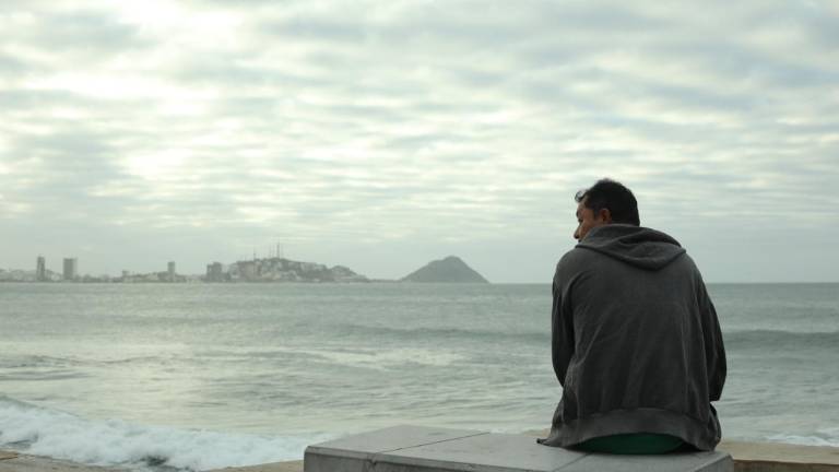 Personas en el malecón de Mazatlán ya utilizan suéteres.