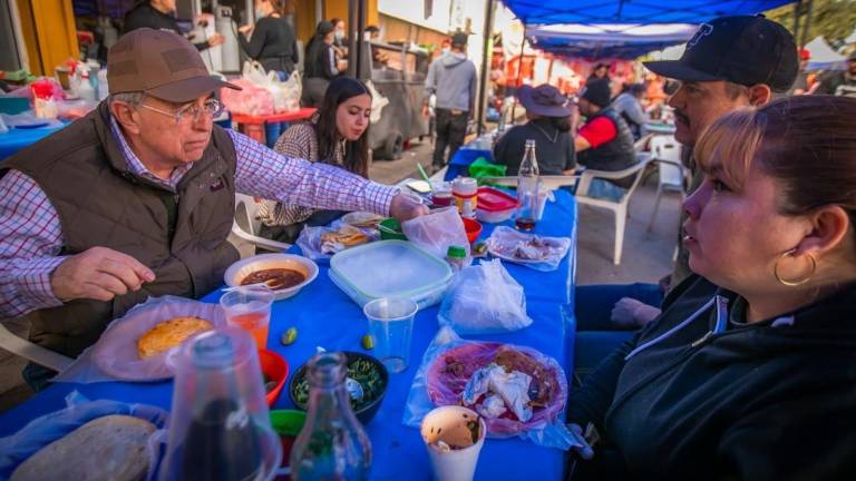 Durante su visita al tianguis Los Huizaches, el Gobernador Rubén Rocha Moya hasta desayunó en uno de los puestos del lugar.