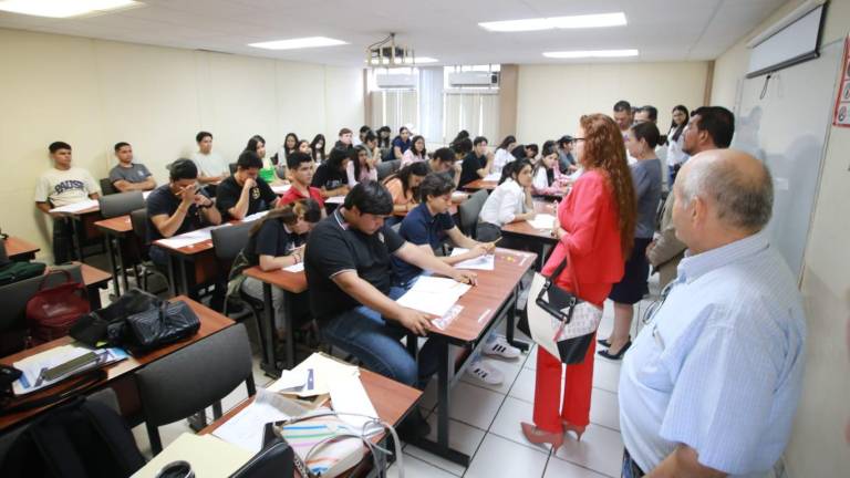 Jóvenes acuden a la UAS a presentar examen de admisión o diagnóstico para ingresar en el ciclo escolar 2023-2024.