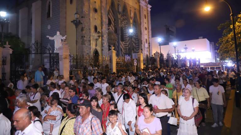 Cientos de fieles se sumaron a la procesión de Corpus Christi por las calles del Centro de Mazatlán.