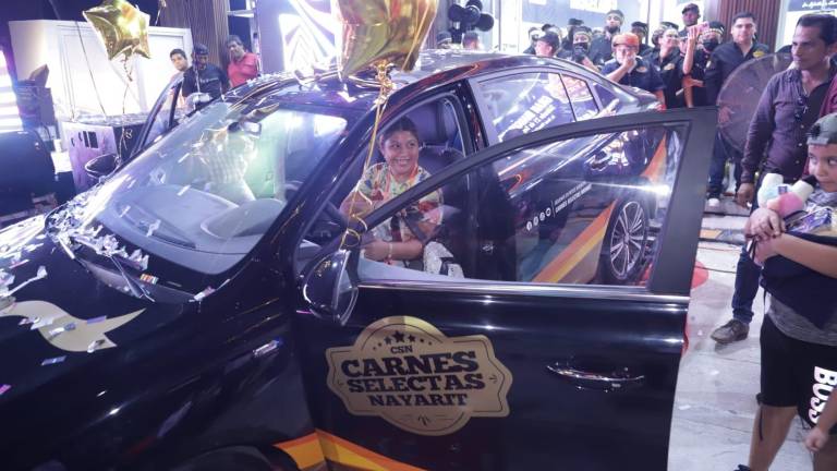 Joselyn Gollaz es la ganadora del automóvil que rifó por su apertura en Mazatlán Carnes Selectas Nayarit