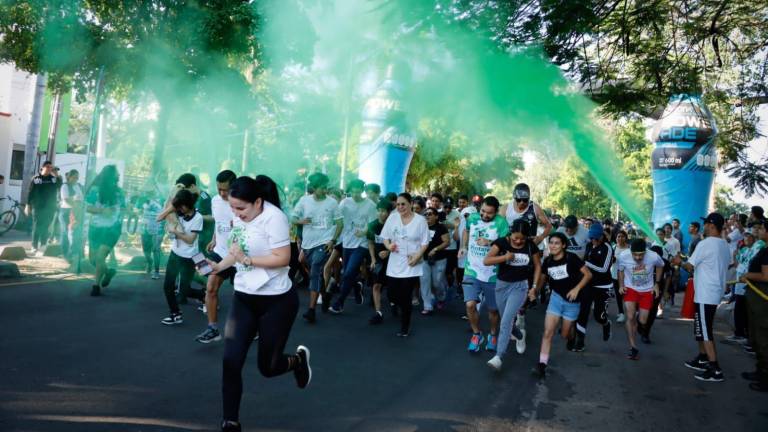 Diez mil personas se pintan de verde en carrera del Cobaes