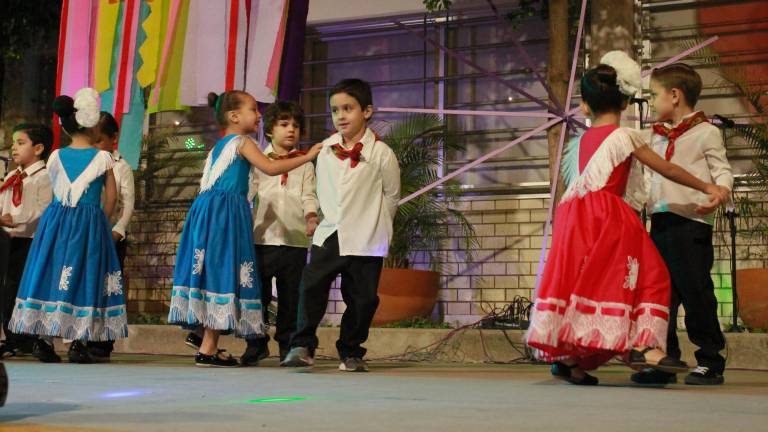 Disfruta la Escuela Activa Integral una divertida noche mexicana