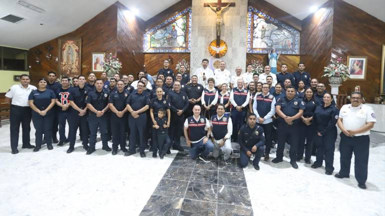 Integrantes del Cuerpo Voluntario de Bomberos de Mazatlán se toman la fotografías del recuerdo junto al Padre Julio César Hernández.