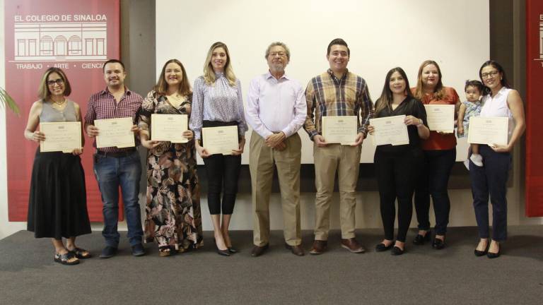 Élmer Mendoza, presidente del Colegio de Sinaloa, junto a los ocho becarios que recibieron el apoyo económico.