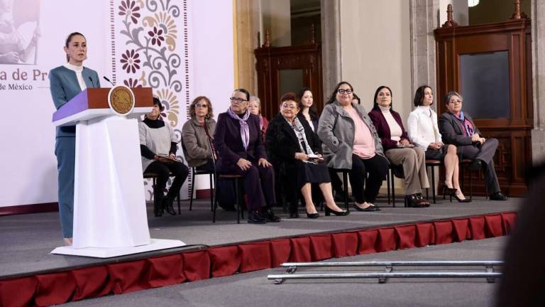 Conferencia matutina donde se explican las reformas a favor de las mujeres.