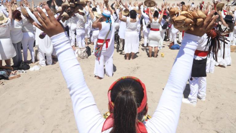 En Las Labradas, cientos de personas saludan al Sol, en el Equinoccio de Primavera.