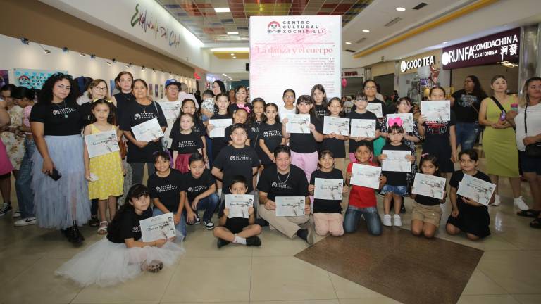 La profesora plástica Edith Guevara Zúñiga y sus alumnos se toman la fotografía del recuerdo.