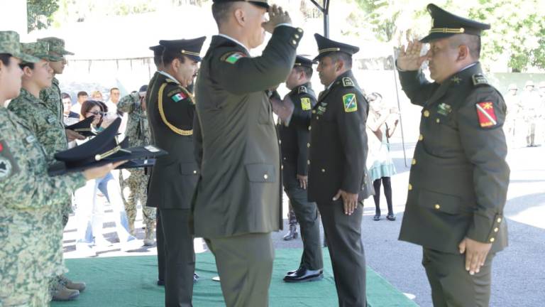 Imposición de ascensos y condecoraciones a personal militar en Mazatlán.