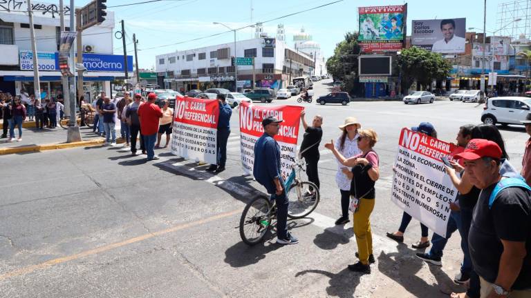 Protestan comerciantes contra carril preferencial en Mazatlán; bloquean avenidas