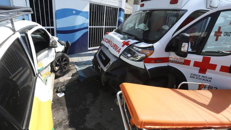 Una ambulancia y un taxi chocaron la mañana del martes en la avenida Zaragoza, en Mazatlán.